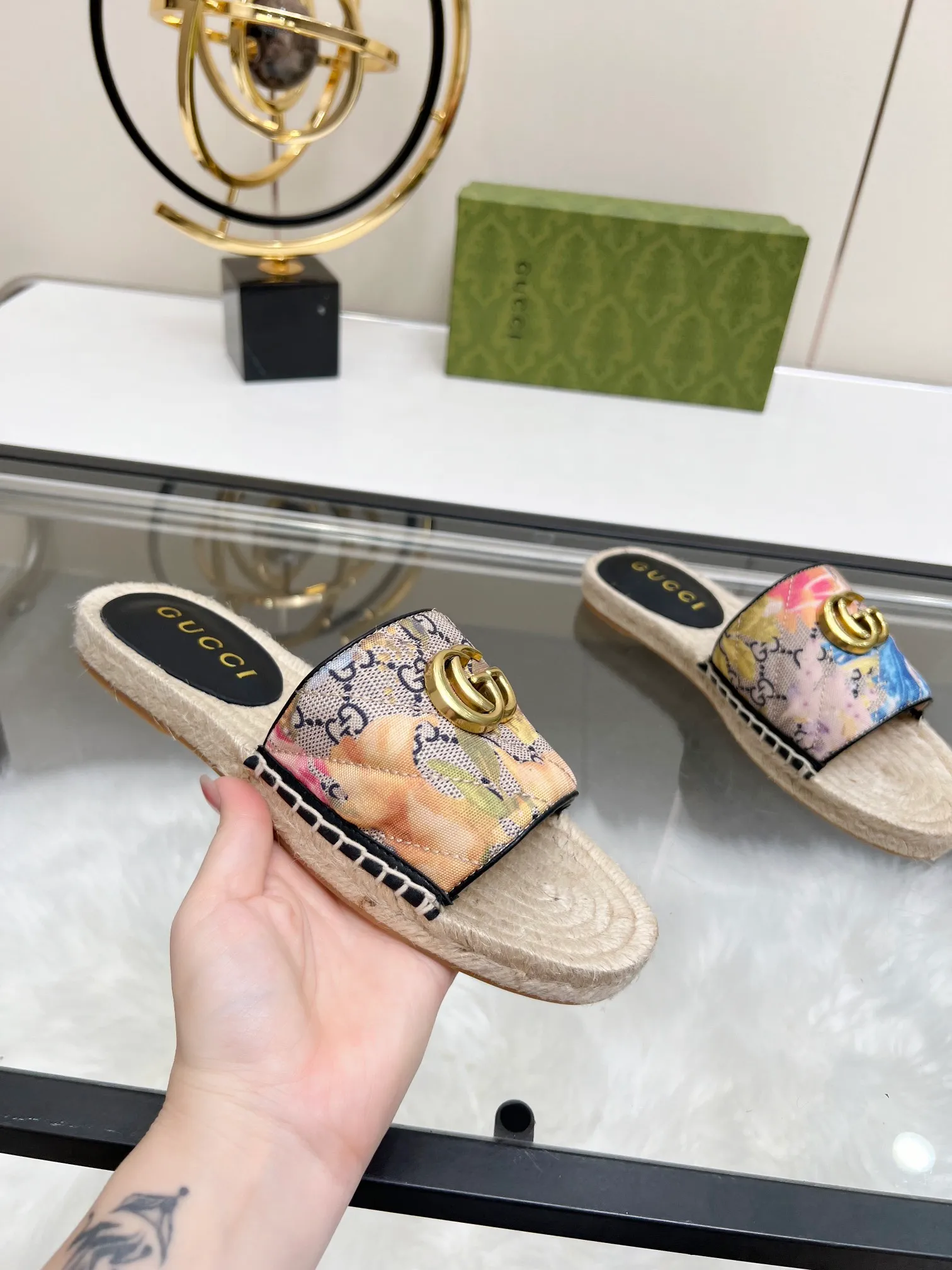 👟👟Ex-factory price 320👟👟 Gucci slippers fisherman shoes new color Injection molded one-piece straw bottom, high-end quality Fabric: Double G imported fabric Lining: sheepskin lining Code number: 35~42 Fabric styles include apricot, floral, pink, black, blue, burgundy, champagne, green, orange, cyan, starry sky, more than 30 colors to choose from, many colors to be updated in the future ,,,,,,,,